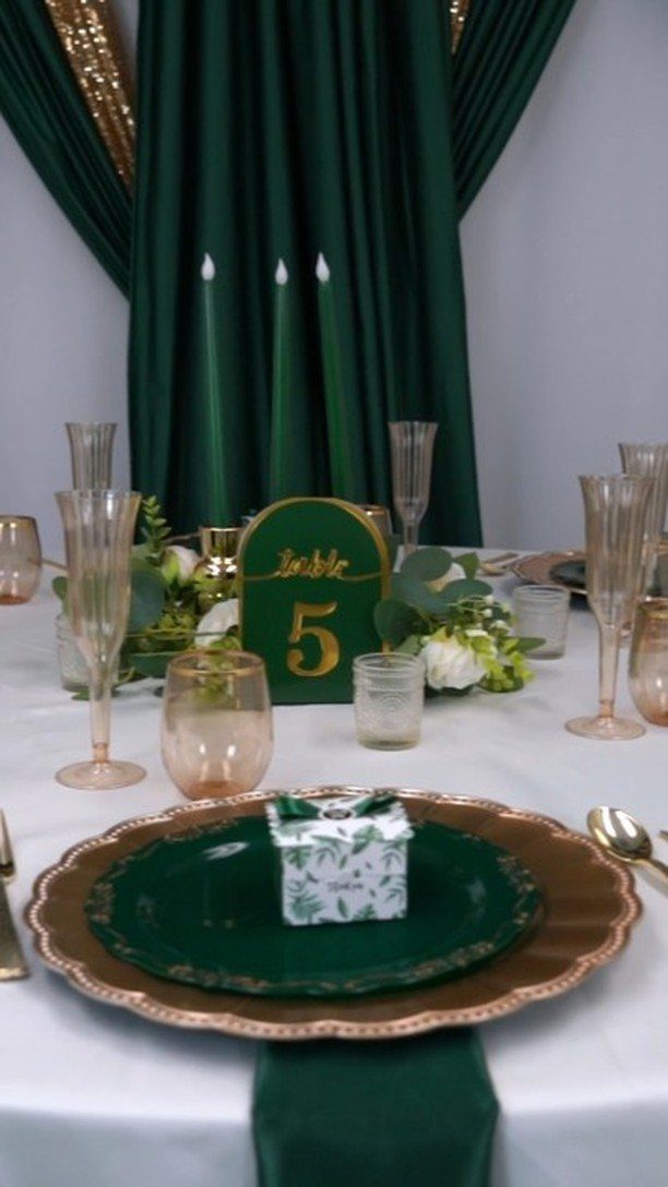 Green Gold White Wedding: 8 Ideas for Decor and Details 6 A formal wedding table setting featuring green plates, gold chargers, and elegant glassware on a white cloth.