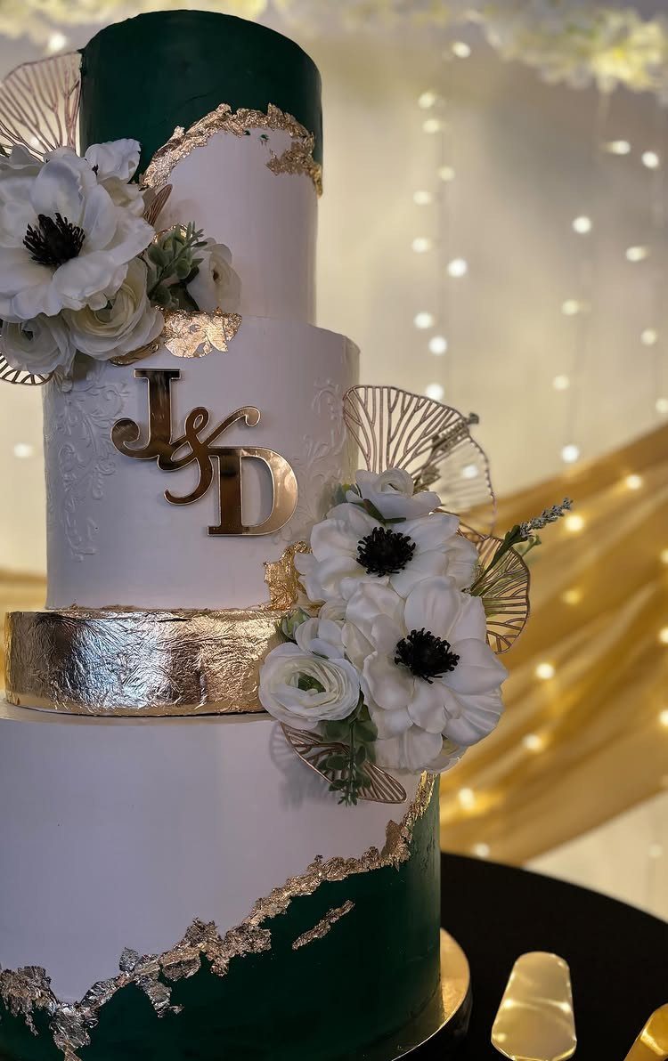 Green Gold White Wedding: 8 Ideas for Decor and Details 7 A three-tier wedding cake with white, green, and gold decorations and white flowers.